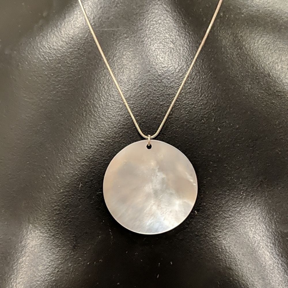 Iridescent shell pendant necklace - Picture 3 of 3